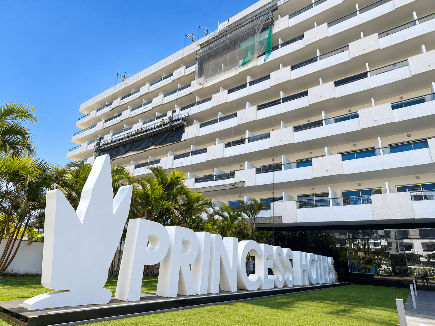 Fachada del Gran Canaria Princess durante la rehabilitación