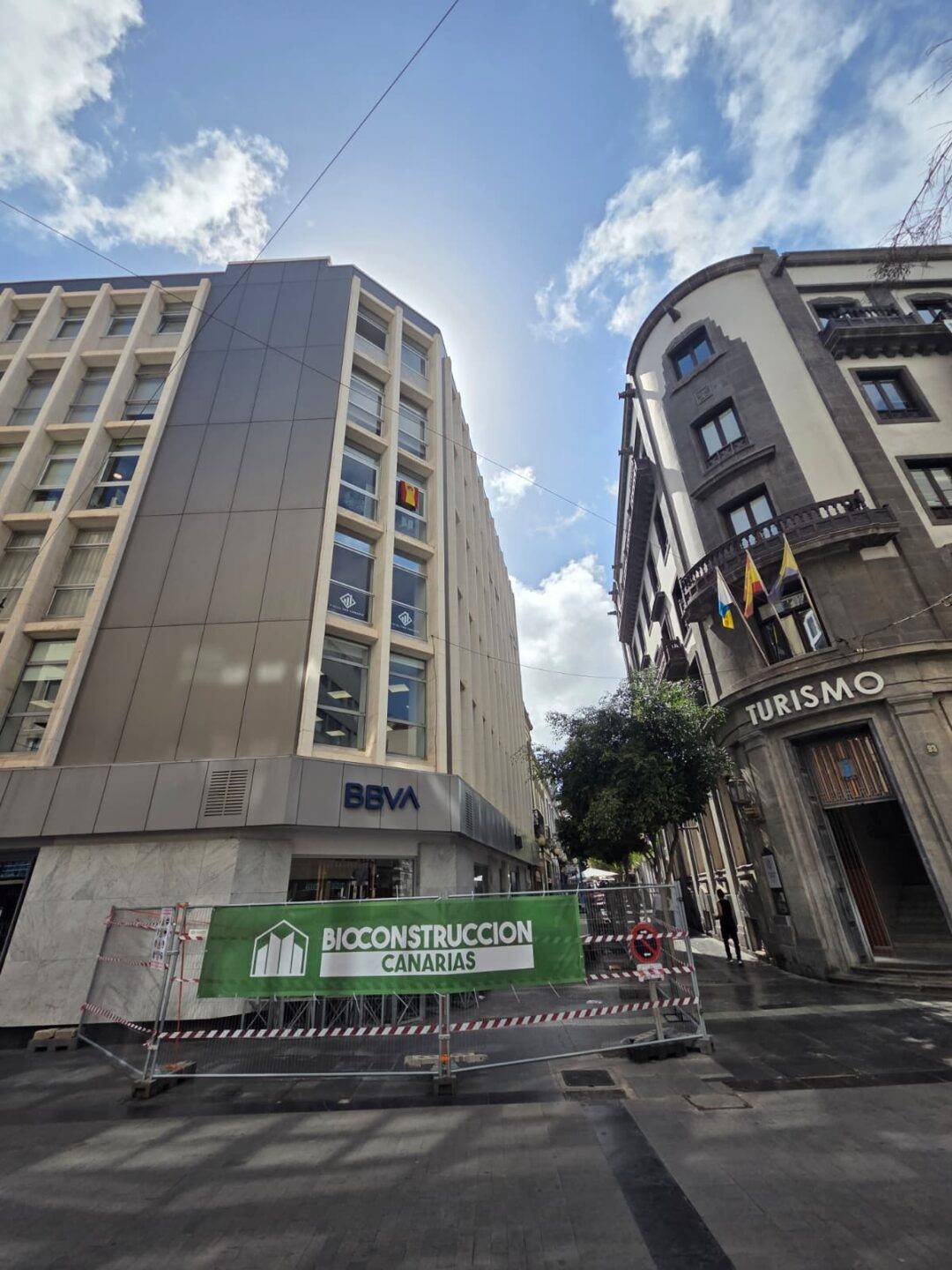 Fachada en calle Mayor de Triana con el vallado de obra