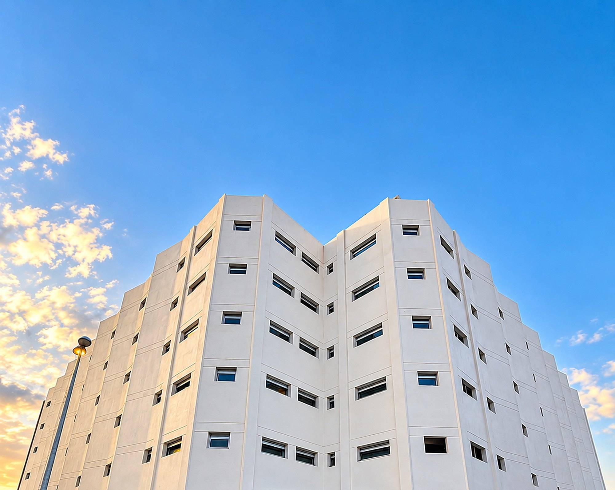 Edificio Las Salinas rehabilitado: fachada blanca bajo cielo azul