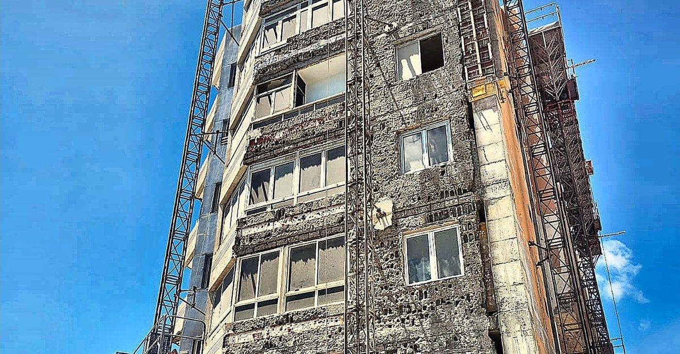 Fachada de Las Salinas con recubrimiento perdido y armadura vista