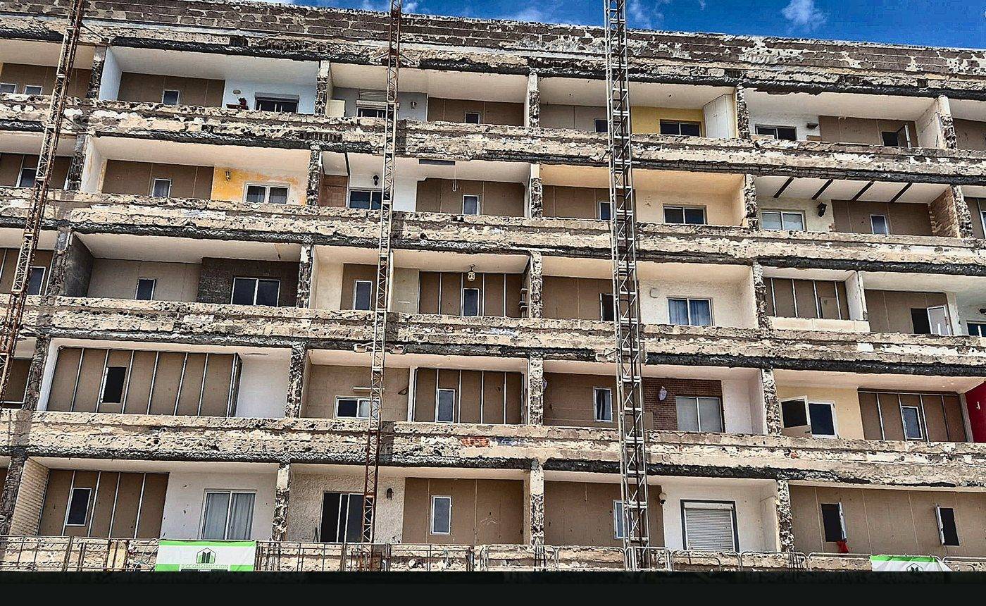Fachada de Las Salinas saneada con plataformas elevadoras