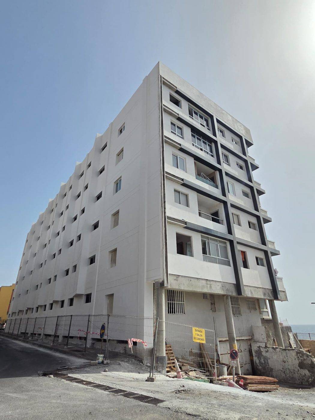 Avance de obra: fachada lateral terminada y marcos de la principal